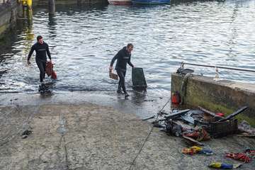 El Cabildo reflota una embarcación hundida en Taliarte/TA.