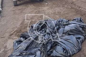 Operarios municipales retiran de Playa del Hombre el vertido residual que llegó a su orilla/TA.