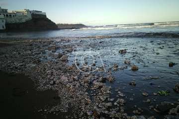 Operarios municipales retiran de Playa del Hombre el vertido residual que llegó a su orilla/TA.