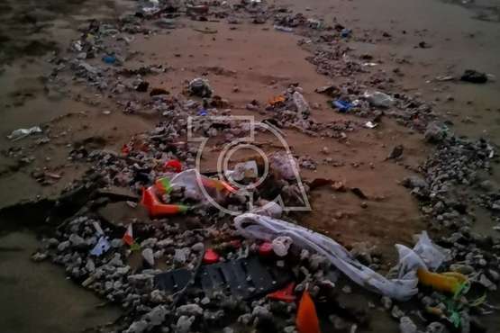  El vertido de residuos fétidos llega también a la playa de Aguadulce/TA.