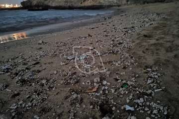  El vertido de residuos fétidos llega también a la playa de Aguadulce/TA.
