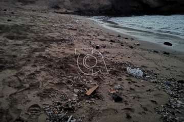  El vertido de residuos fétidos llega también a la playa de Aguadulce/TA.