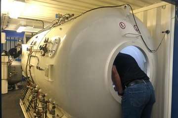  Una tortuga, que se recupera en Taliarte, es asistida en una cámara hiperbárica en un tratamiento sin precedentes en Canarias/TA.