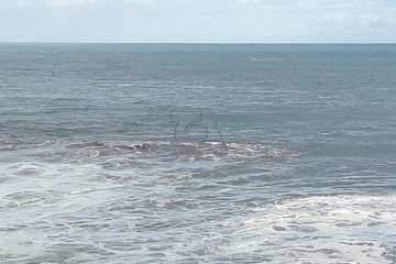 El oleaje rompe el balizamiento de la zona de baño en Melenara/TA.