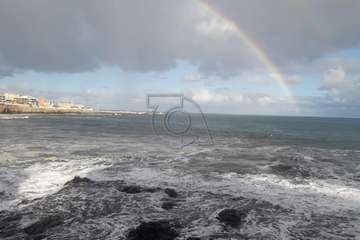 El oleaje rompe el balizamiento de la zona de baño en Melenara/TA.