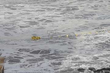 El oleaje rompe el balizamiento de la zona de baño en Melenara/TA.