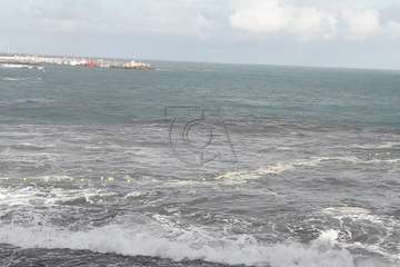 El oleaje rompe el balizamiento de la zona de baño en Melenara/TA.