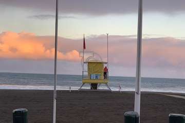 El oleaje rompe el balizamiento de la zona de baño en Melenara/TA.