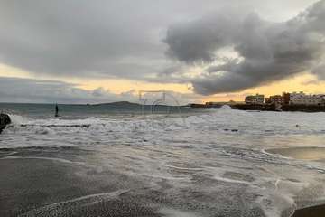 El oleaje rompe el balizamiento de la zona de baño en Melenara/TA.