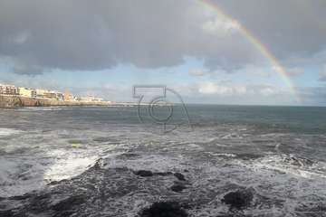 El oleaje rompe el balizamiento de la zona de baño en Melenara/TA.