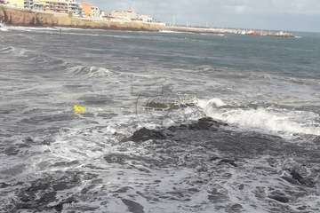El oleaje rompe el balizamiento de la zona de baño en Melenara/TA.