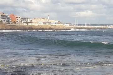 El oleaje rompe el balizamiento de la zona de baño en Melenara/TA.