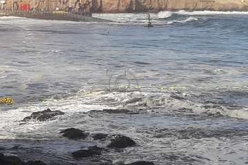 El oleaje rompe el balizamiento de la zona de baño en Melenara/TA.