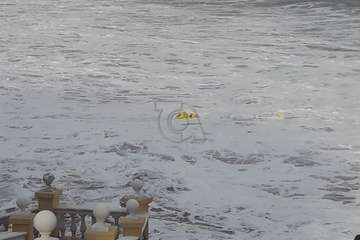 El oleaje rompe el balizamiento de la zona de baño en Melenara/TA.