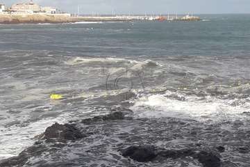 El oleaje rompe el balizamiento de la zona de baño en Melenara/TA.