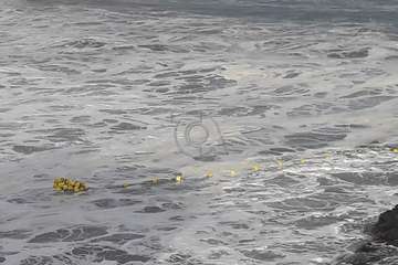 El oleaje rompe el balizamiento de la zona de baño en Melenara/TA.