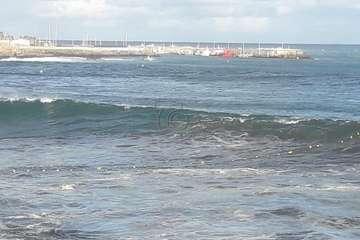 El oleaje rompe el balizamiento de la zona de baño en Melenara/TA.