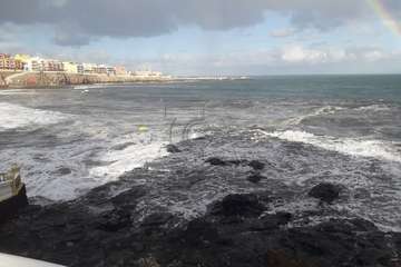 El oleaje rompe el balizamiento de la zona de baño en Melenara/TA.