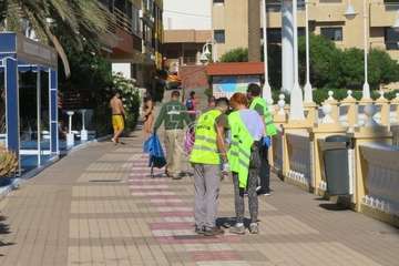 Una raya mantelina aparece muerta en la orilla de la playa de Salinetas/TA.