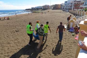 Una raya mantelina aparece muerta en la orilla de la playa de Salinetas/TA.