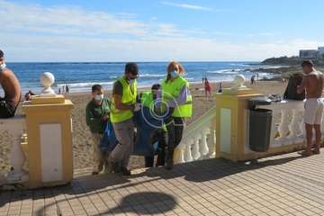 Una raya mantelina aparece muerta en la orilla de la playa de Salinetas/TA.
