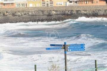 El mar se embravece por Navidad en la costa de Telde/TA.