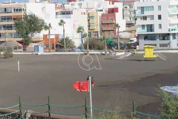 El mar se embravece por Navidad en la costa de Telde/TA.
