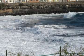 El mar se embravece por Navidad en la costa de Telde/TA.
