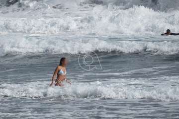 El mar se embravece por Navidad en la costa de Telde/TA.