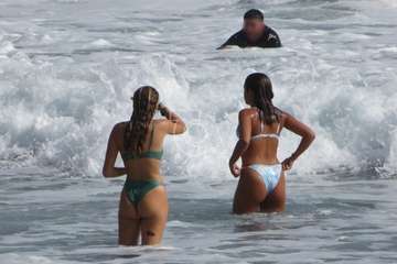 El mar se embravece por Navidad en la costa de Telde/TA.