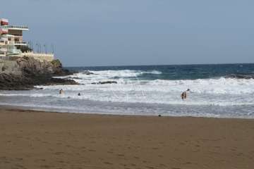 El mar se embravece por Navidad en la costa de Telde/TA.
