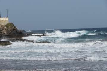 El mar se embravece por Navidad en la costa de Telde/TA.