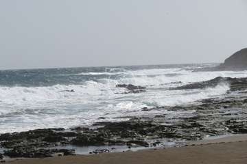 El mar se embravece por Navidad en la costa de Telde/TA.