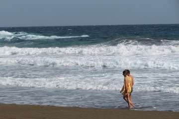 El mar se embravece por Navidad en la costa de Telde/TA.
