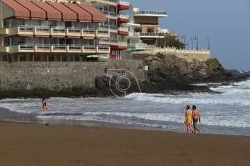 El mar se embravece por Navidad en la costa de Telde/TA.