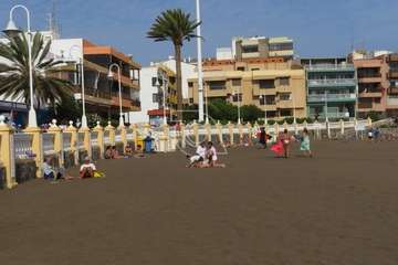 El mar se embravece por Navidad en la costa de Telde/TA.