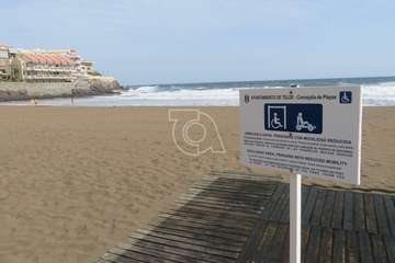 El mar se embravece por Navidad en la costa de Telde/TA.