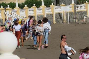 El mar se embravece por Navidad en la costa de Telde/TA.