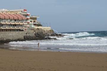 El mar se embravece por Navidad en la costa de Telde/TA.
