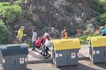 Campaña de limpieza del entorno del acceso peatonal a Las Bachilleras llevada a cabo este sábado/Jesús Ruiz Mesa.