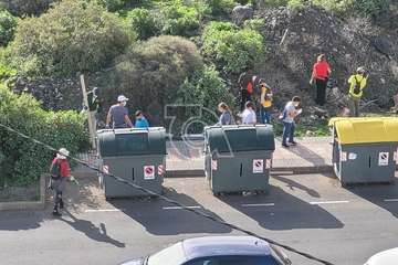Campaña de limpieza del entorno del acceso peatonal a Las Bachilleras llevada a cabo este sábado/Jesús Ruiz Mesa.
