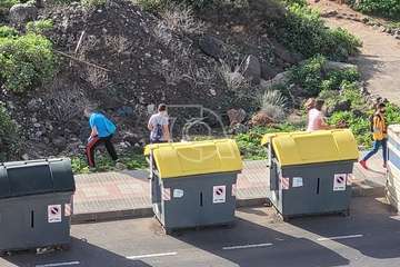 Campaña de limpieza del entorno del acceso peatonal a Las Bachilleras llevada a cabo este sábado/Jesús Ruiz Mesa.