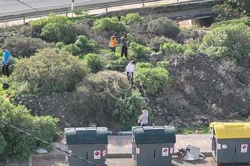 Campaña de limpieza del entorno del acceso peatonal a Las Bachilleras llevada a cabo este sábado/Jesús Ruiz Mesa.