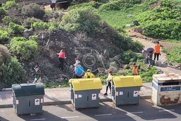 Campaña de limpieza del entorno del acceso peatonal a Las Bachilleras llevada a cabo este sábado/Jesús Ruiz Mesa.