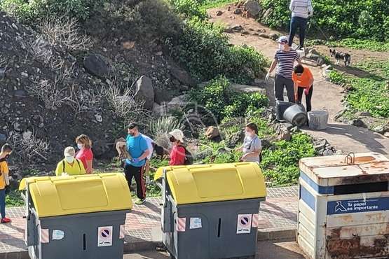 Campaña de limpieza del entorno del acceso peatonal a Las Bachilleras llevada a cabo este sábado/Jesús Ruiz Mesa.