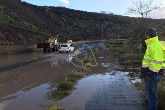 Servicios Municipales limpia el rastro de 'Filomena' en Jinámar/TA.