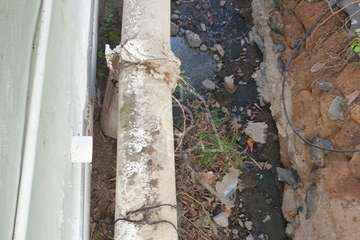 Vertido de aguas fecales procedente de la tubería de la red pública de saneamiento/TA.