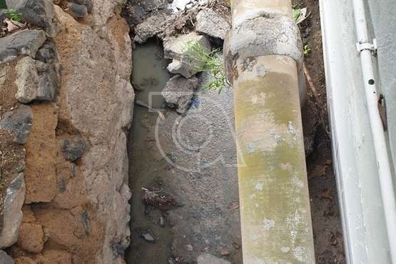 Vertido de aguas fecales procedente de la tubería de la red pública de saneamiento/TA.