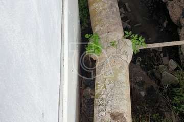 Vertido de aguas fecales procedente de la tubería de la red pública de saneamiento/TA.