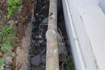 Vertido de aguas fecales procedente de la tubería de la red pública de saneamiento/TA.